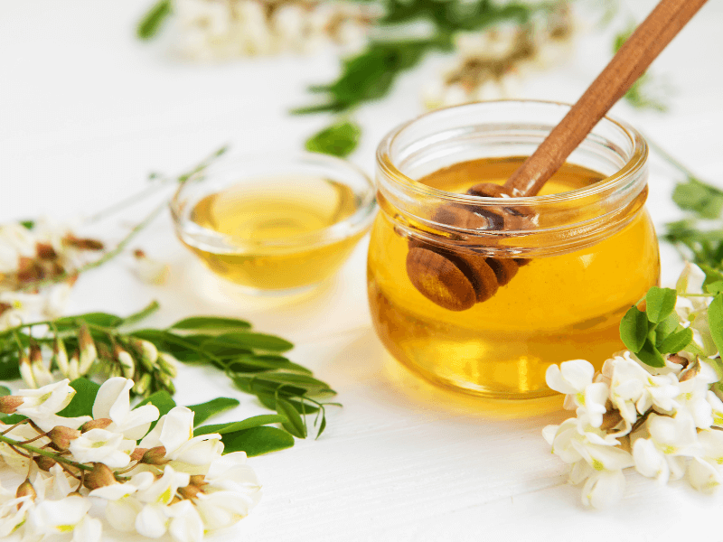 Mật ong được dùng nhiều trong việc điều trị mụn và sẹo từ xưa đến nay