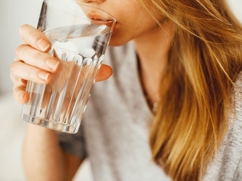 Uống nhiều nước giúp điều hòa huyết áp cơ thể