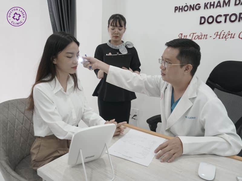 Bác sĩ Lương soi da cho bệnh nhân