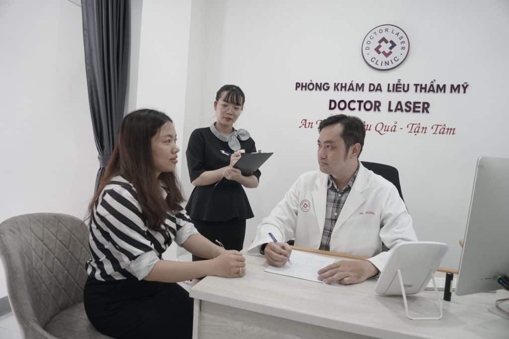 Bác sĩ tại Doctor Laser tư vấn tình trạng da cho khách hàng