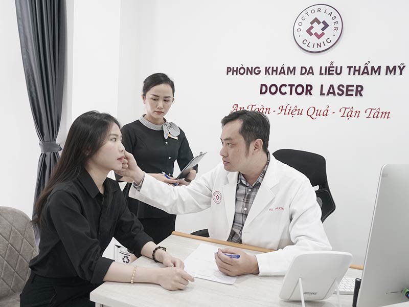 bác sĩ doctor laser thăm khám