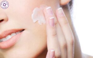 Kem dưỡng ẩm giúp duy trì độ ẩm và phục hồi da bị sẹo rỗ