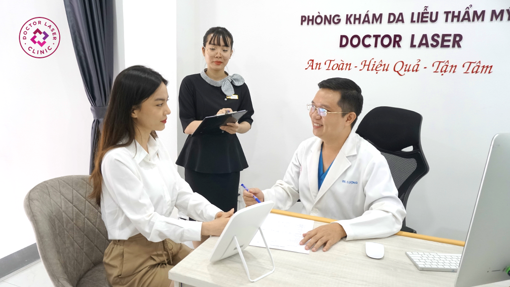Thăm khám bác sĩ da liễu khi xuất hiện dấu hiệu giãn mao mạch