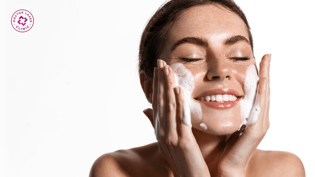 Rửa mặt nhẹ nhàng bằng sữa rửa mặt dịu nhẹ dành cho da lộ mao mạch