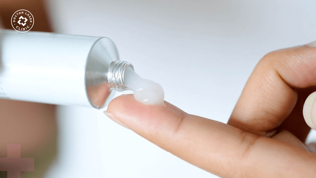 Bôi thoa các loại thuốc chứa corticoid khiến da ngày cảng mỏng
