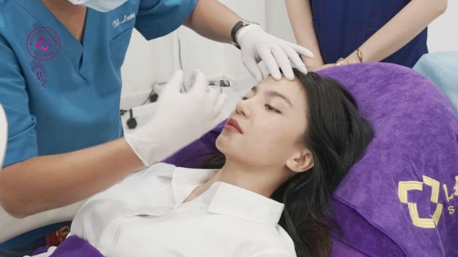 bác sĩ lương đang thực hiện tiêm filler