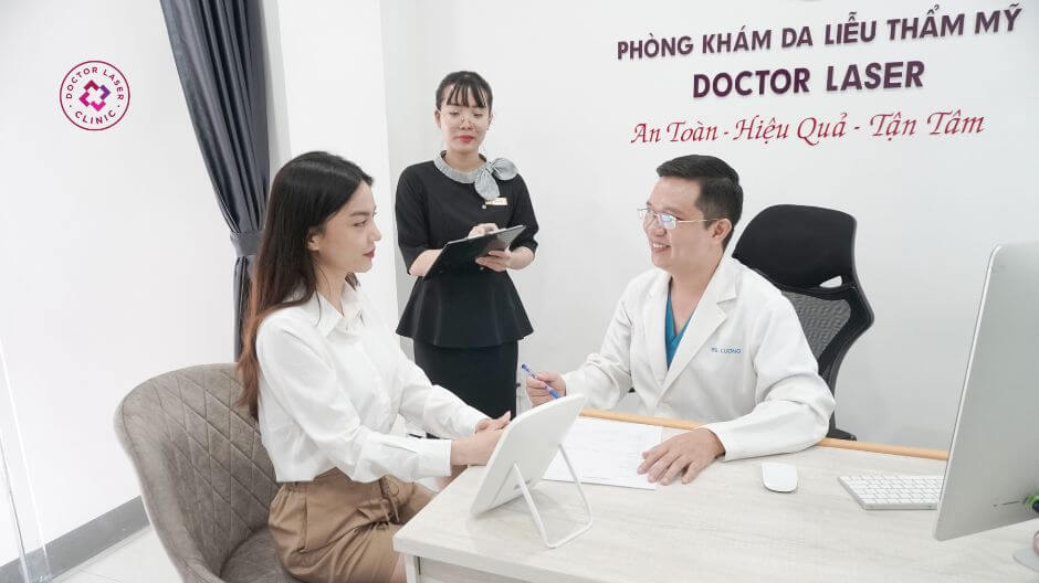 thăm khám đánh giá vùng dưới mắt trước tiêm filler