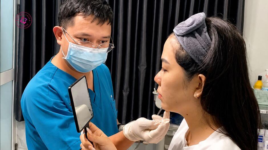 bác sĩ lương thực hiện tiêm filler cằm