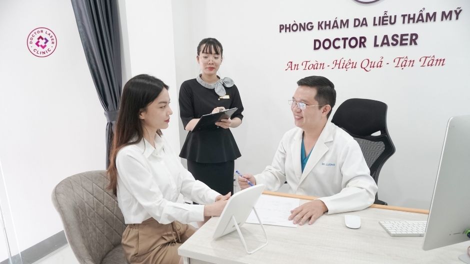 bác sĩ thăm khám trước tiêm filler môi doctor laser