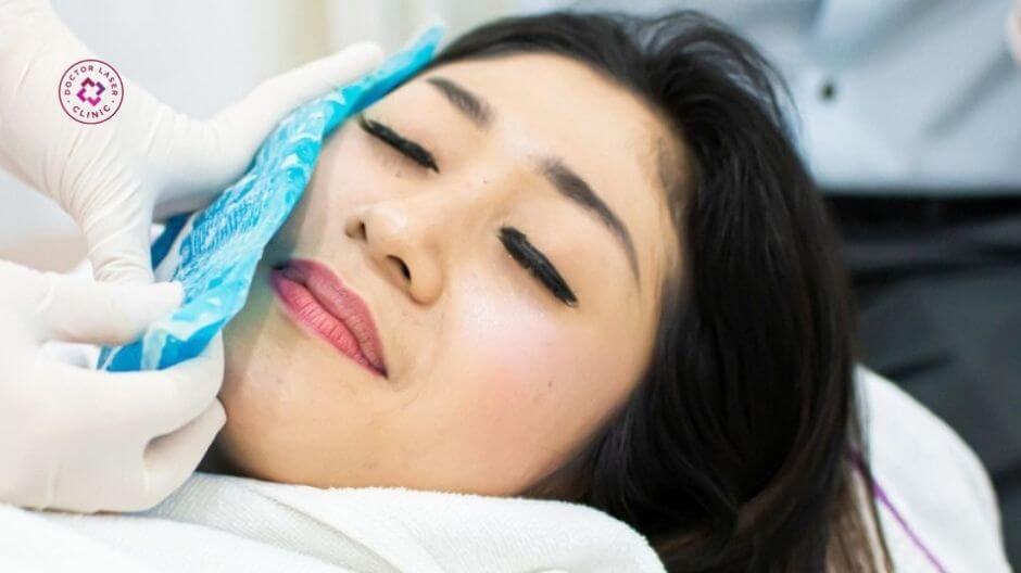 chườm lạnh giảm sưng môi sau tiêm filler