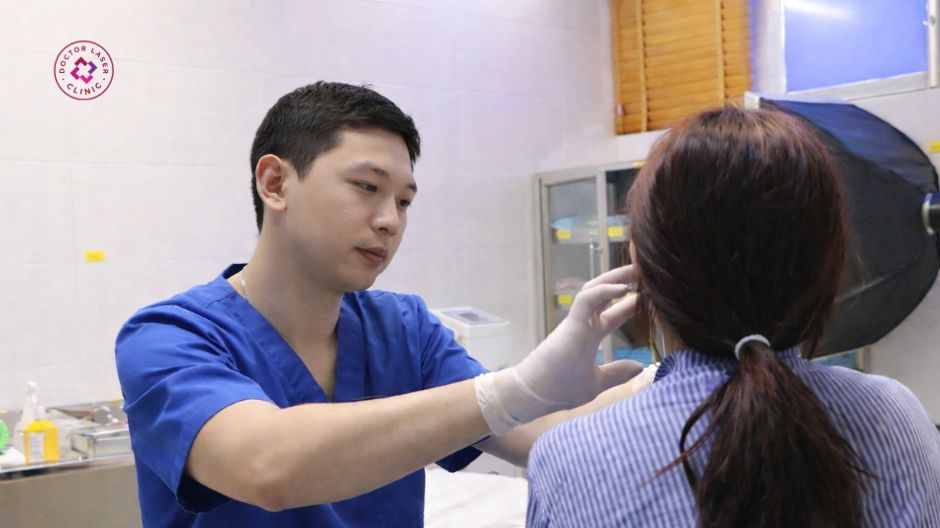 thăm khám đánh giá cằm trước tiêm filler