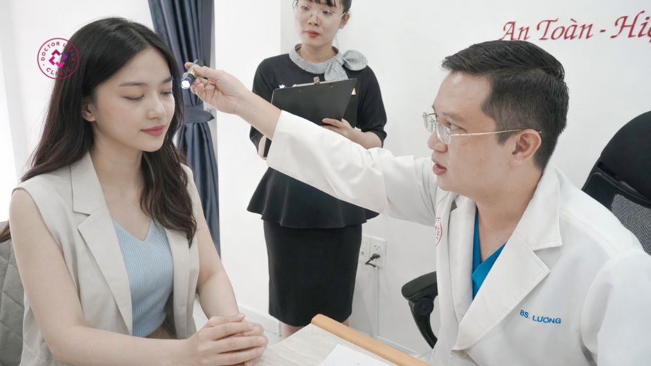 tư vấn với bác sĩ trước khi tiêm botox filler