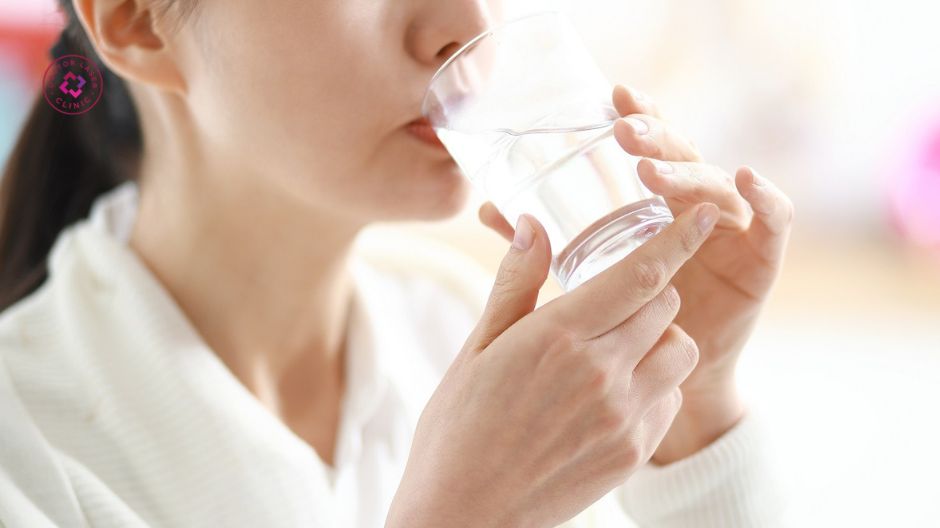 uống đủ nước hỗ trợ phục hồi da sau prp