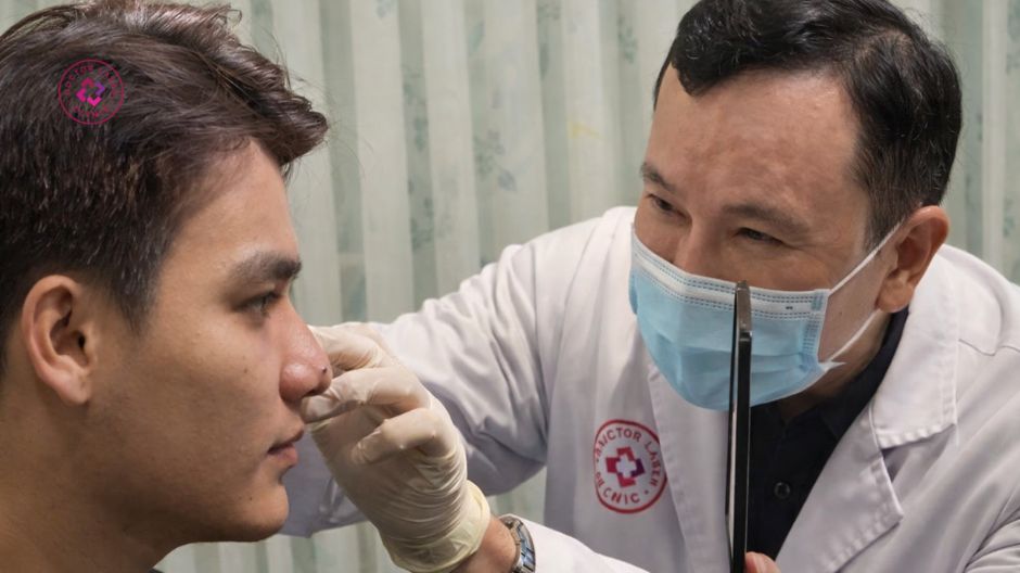 bác sĩ thăm khám quầng thâm mắt