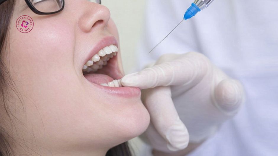 bác sĩ tiêm botox cười hở lợi