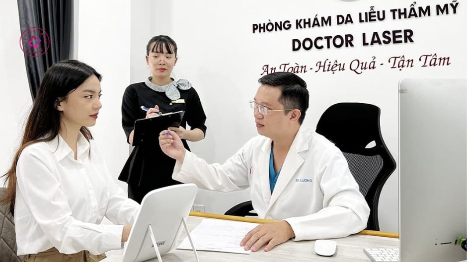 bác sĩ da liễu thăm khám peel da