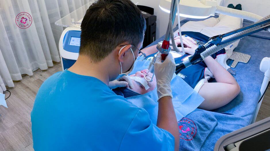 bác sĩ lương đang laser co2 fractional