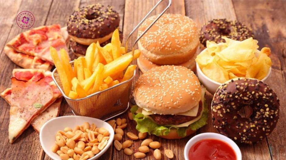 thực phẩm dầu mỡ đồ ngọt gây mụn bọc trán