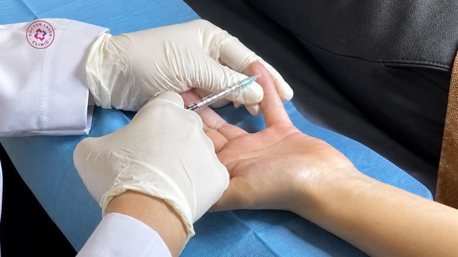 bác sĩ điều trị đổ mồ hôi tay bằng botox