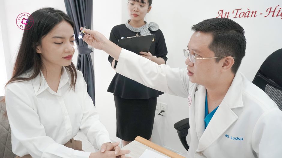 bác sĩ lương thăm khám mụn ở má