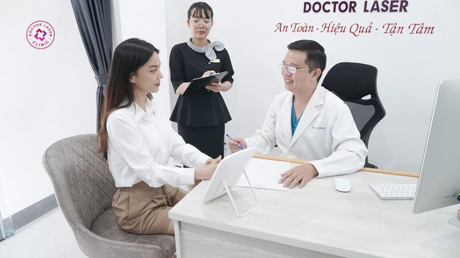 bác sĩ lương thăm khám mụn ở nách