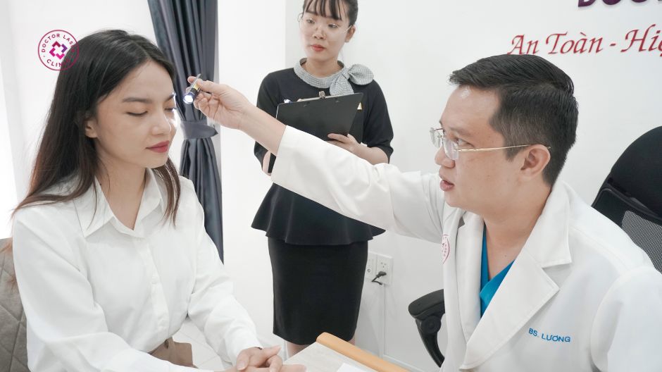 bác sĩ lương thăm khám mụn ở trán