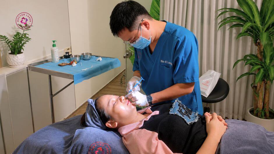 bác sĩ lương tiêm ha vùng mắt cho khách hàng