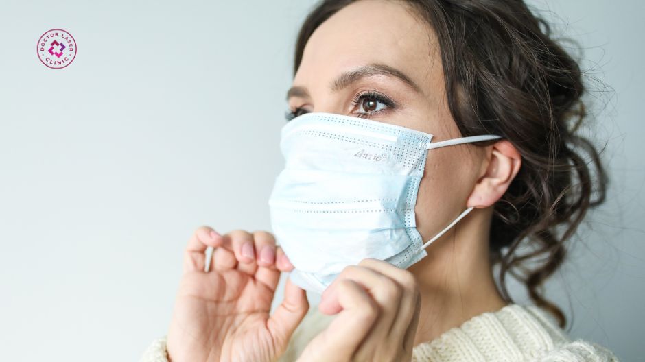 đeo khẩu trang lâu gây mụn ở cằm