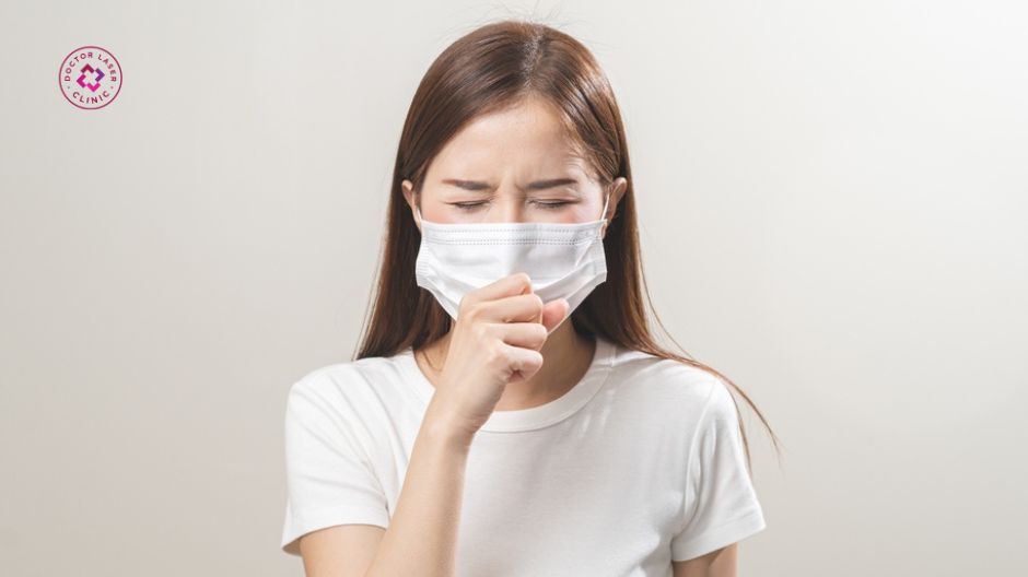 đeo khẩu trang và chạm tay lên mũi gây mụn