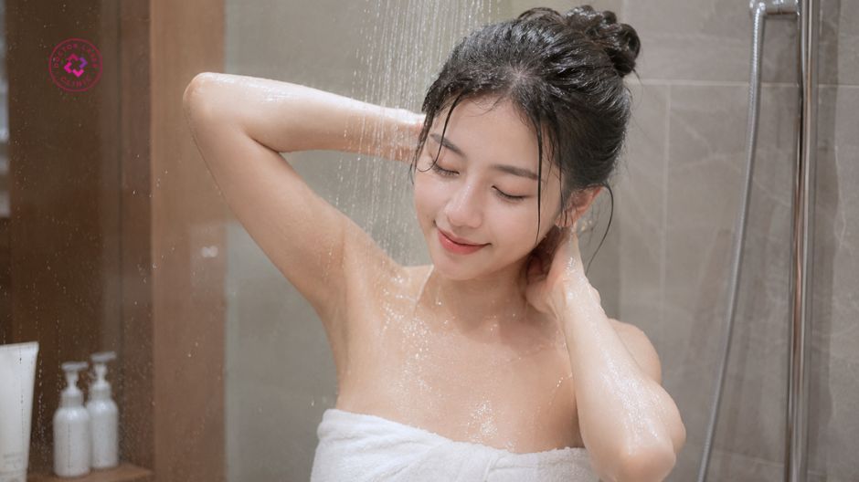 làm sạch da nhẹ nhàng khi bị mụn ở ngực