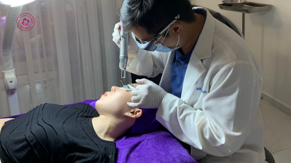 tay nghề kỹ thuật xoá xăm lông mày