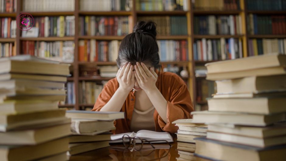 thức khuya áp lực học hành stress gây mụn