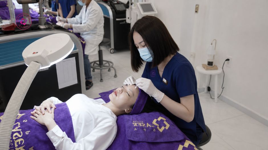 lấy nhân mụn đầu đen ở má chuẩn y khoa