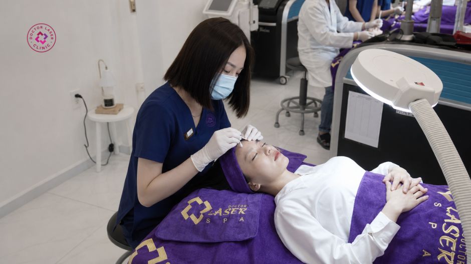 lấy mụn đầu đen ở trán chuẩn y khoa