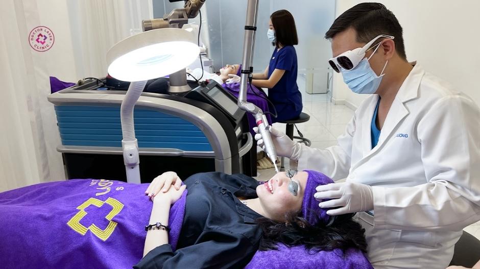 bác sĩ da liễu thăm khám trước khi trị nám