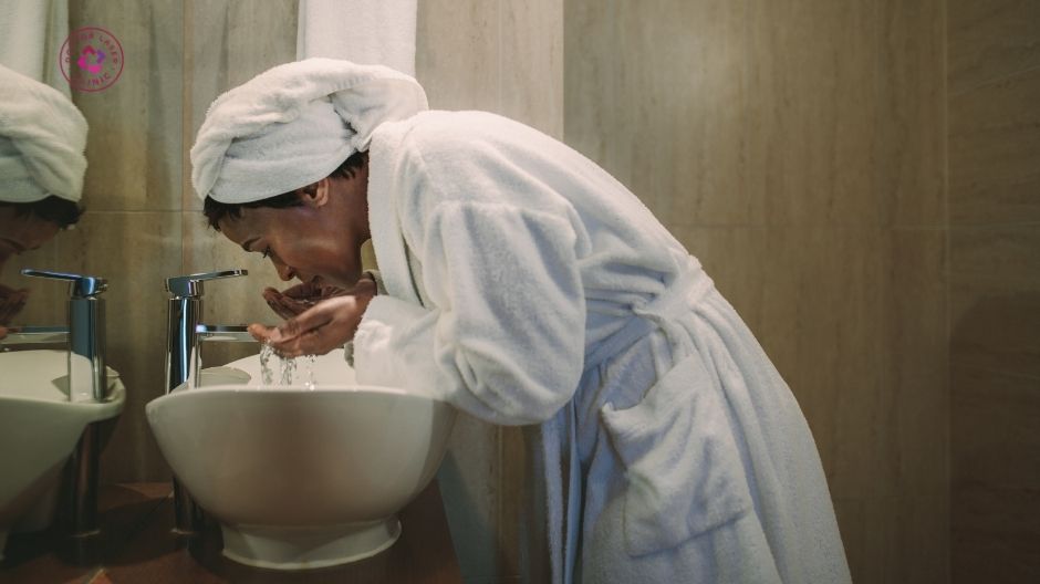 làm sạch nhẹ nhàng sau điều trị thâm mụn nặng