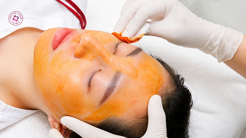 thấm sạch máu và dịch mủ sau khi nặn mụn