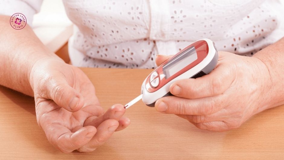 theo dõi đường huyết và nội tiết khi cổ bị thâm đen