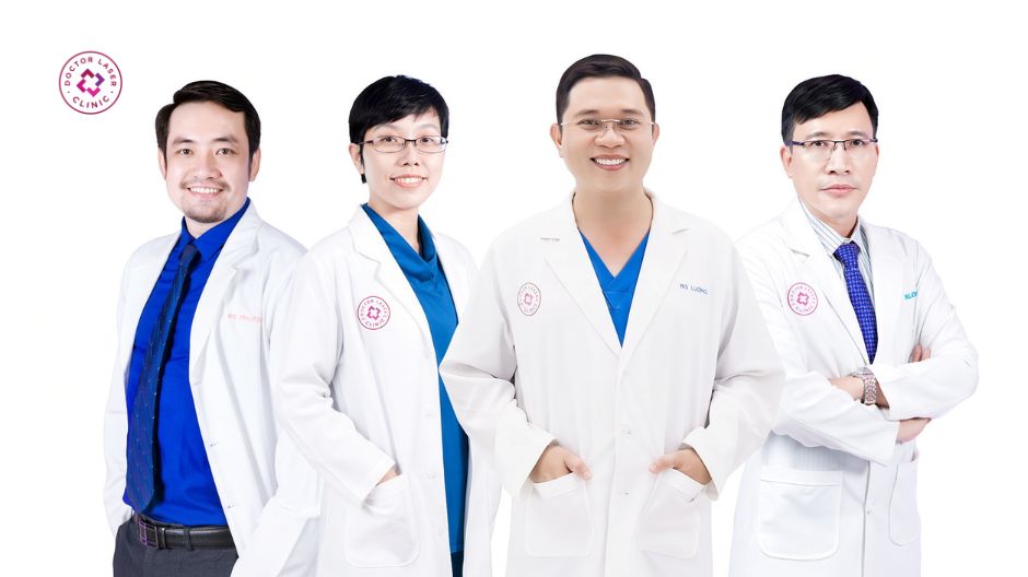 bác sĩ thăm khám điều trị giãn mao mạch